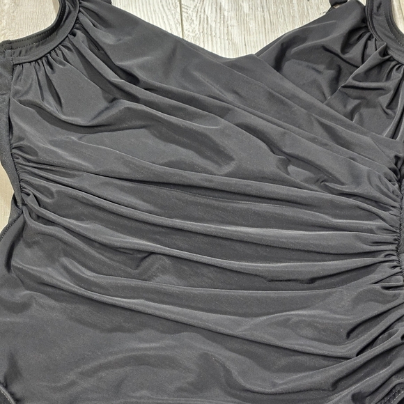 Miraclesuit Black Swimsuit Size 10 One Piece Ruched Underwire Bra Slimming - Picture 14 of 16